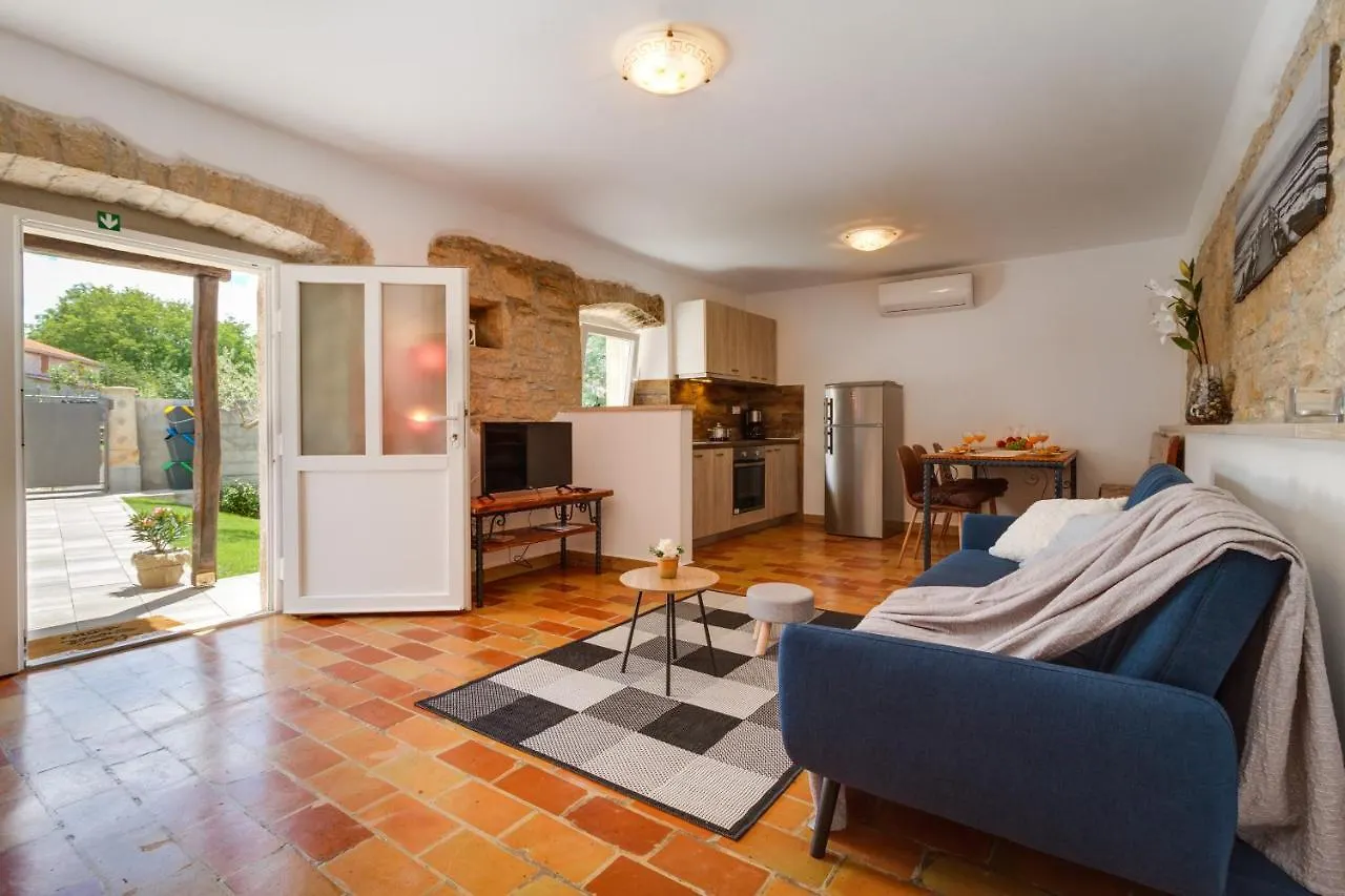 Villa Zoro With A Lovely Garden And A Private Pool In The Middle Of Istria パジン
