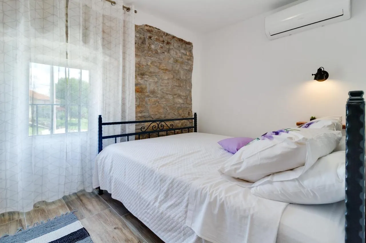 Villa Zoro With A Lovely Garden And A Private Pool In The Middle Of Istria パジン クロアチア
