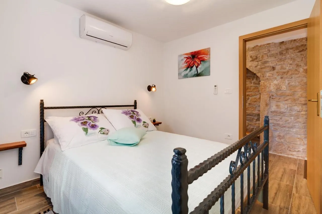 Villa Zoro With A Lovely Garden And A Private Pool In The Middle Of Istria パジン クロアチア