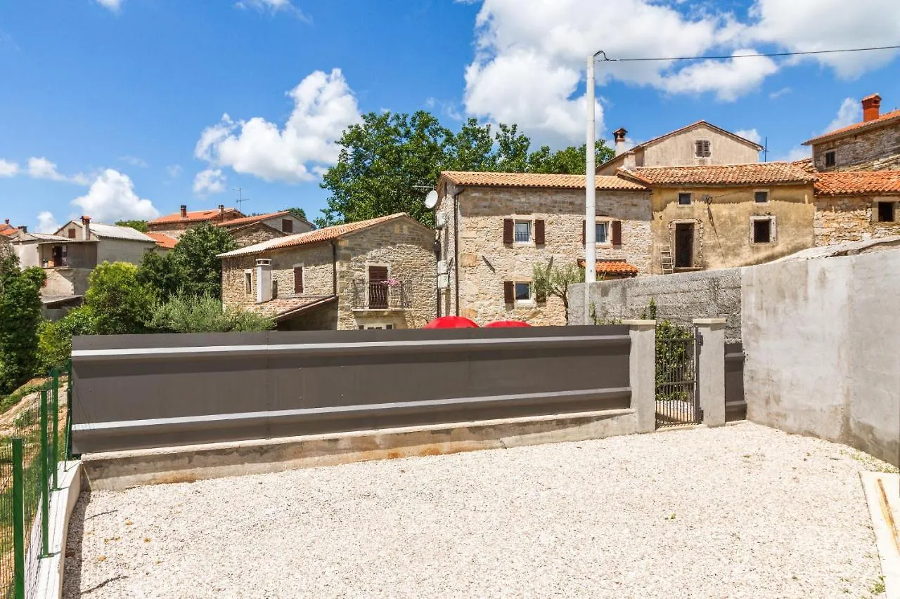 Villa Zoro With A Lovely Garden And A Private Pool In The Middle Of Istria パジン