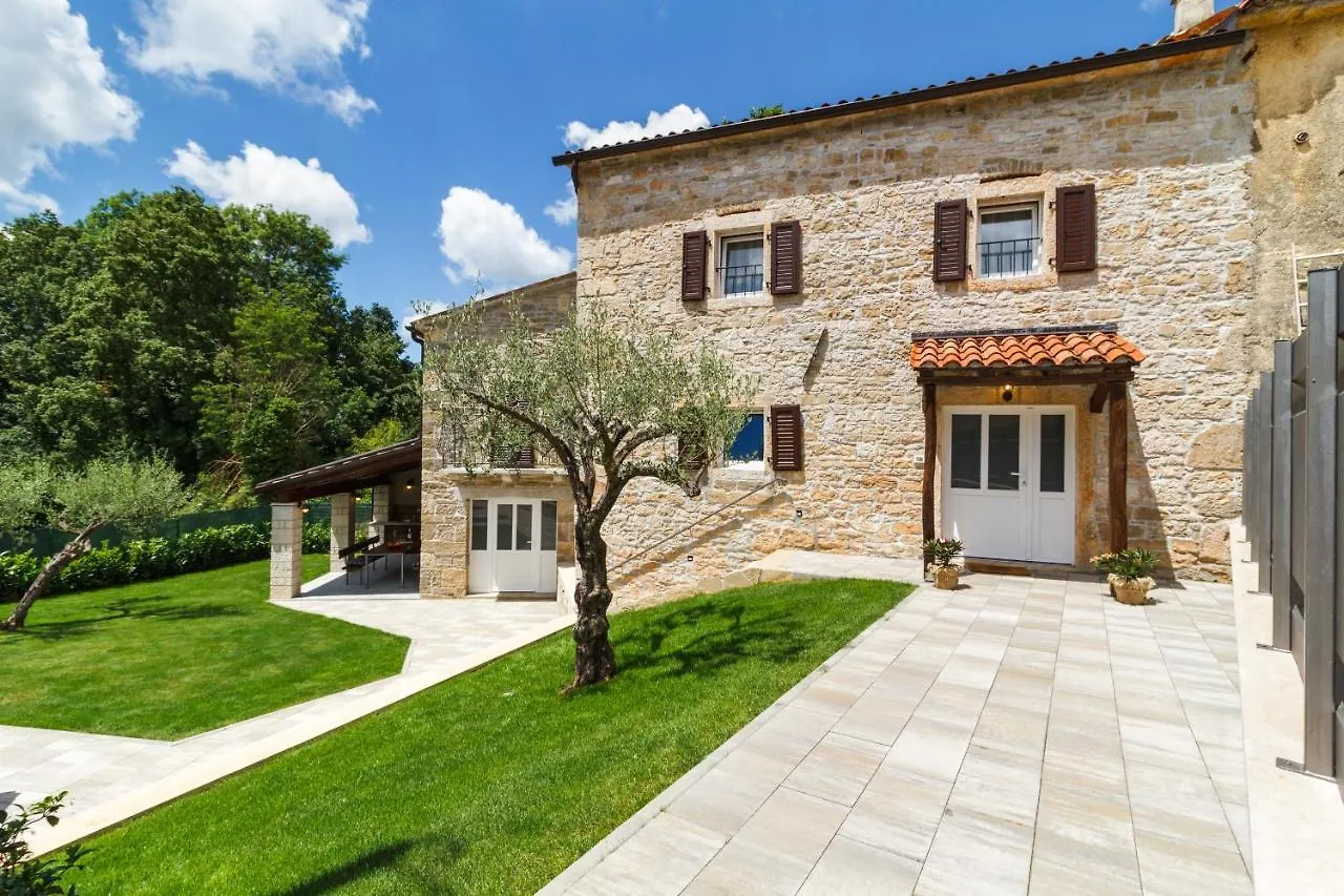 Villa Zoro With A Lovely Garden And A Private Pool In The Middle Of Istria パジン クロアチア