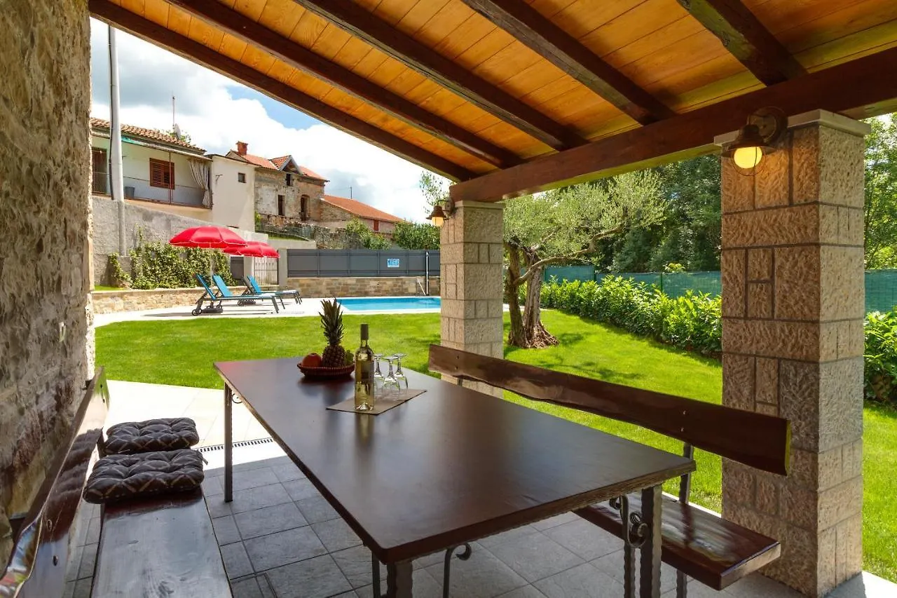 Villa Zoro With A Lovely Garden And A Private Pool In The Middle Of Istria パジン