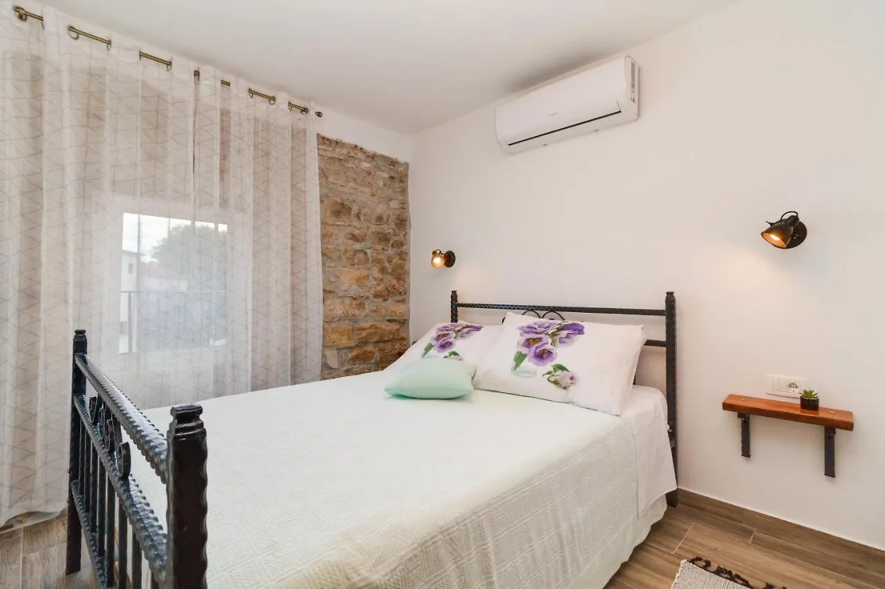 Villa Zoro With A Lovely Garden And A Private Pool In The Middle Of Istria パジン